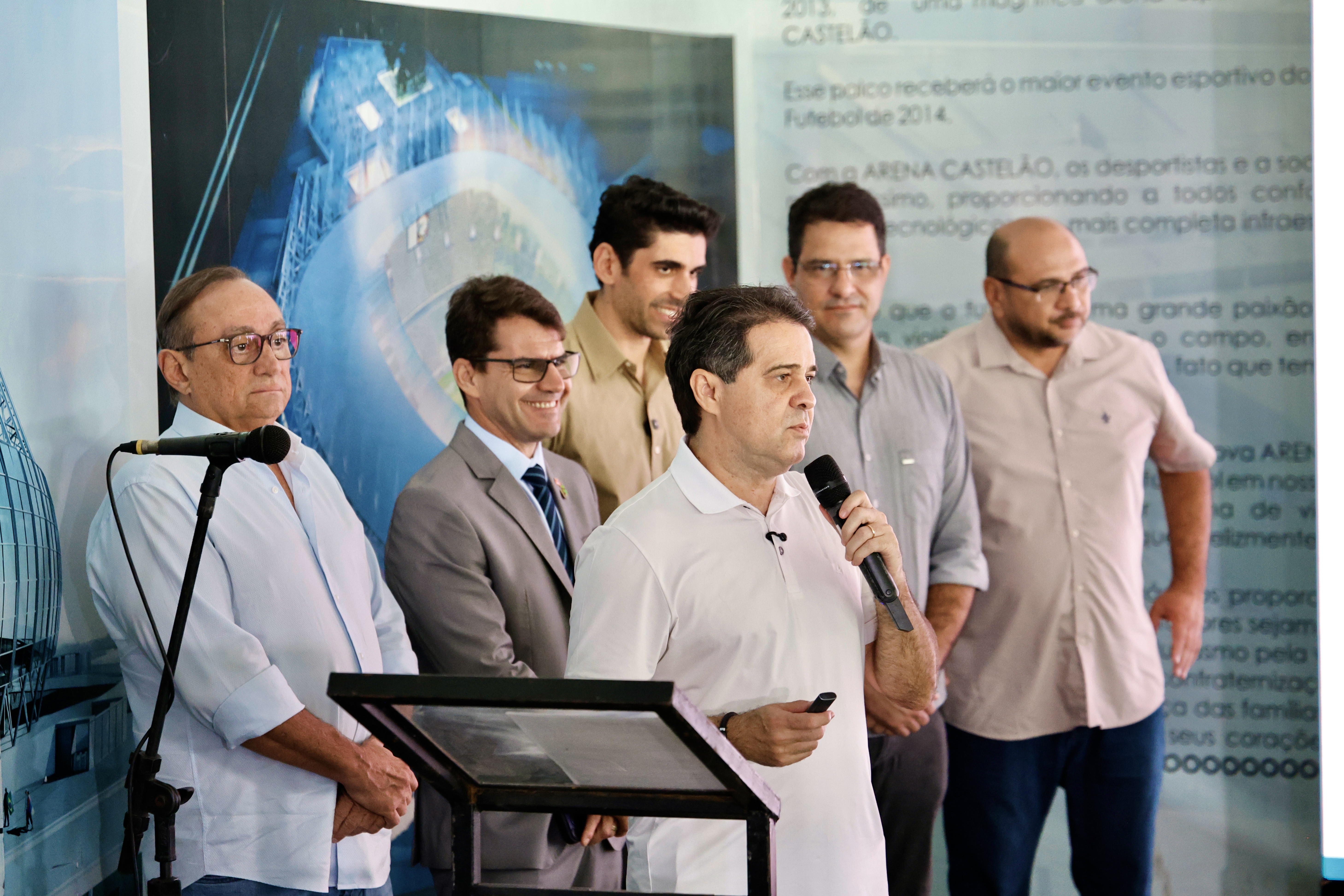 grupo de pessoas posa para a foto